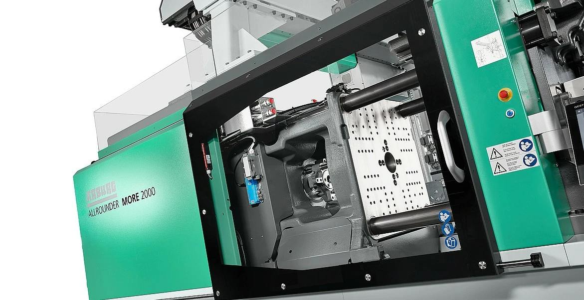 Industrial injection molding machine with clamping unit